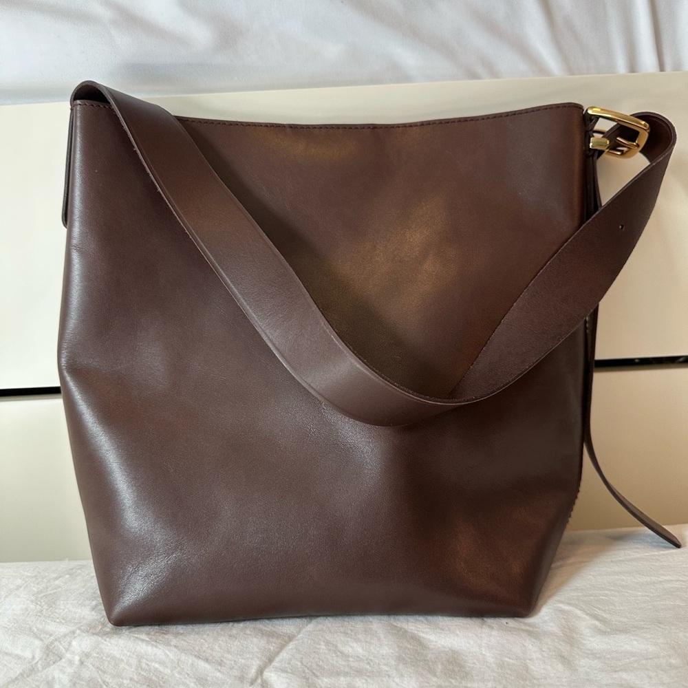 Madewell 	the essential medium bucket tote in leather